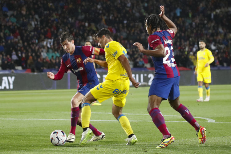 Sergi Roberto (I) y Jules Kounde (D) en una jugada defensiva frente al centrocampista del Las Palmas Enzo Loiodice. EFE/ Marta Pérez