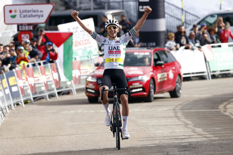 El esloveno Tadej Pogacar (UAE Team Emirates) ganó este miércoles la tercera etapa de la Volta Ciclista a Cataluña, la segunda seguida en su cuenta particular, tras cruzar la meta en solitario en la estación de esquí de Port Ainé, un puerto de categoría especial a 1.960 metros de altitud. EFE/Quique García