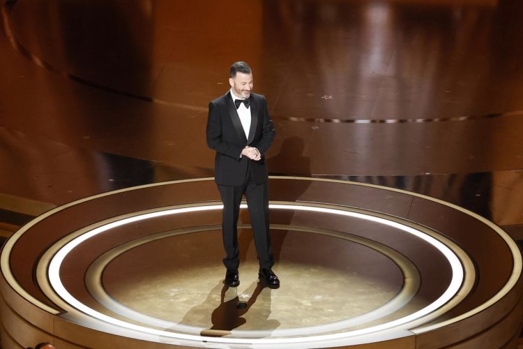 El presentador de los Premios Óscar, Jimmy Kimmel, este 10 de marzo de 2024, en el Dolby Theatre de los Ángeles, durante la edición 96 de los Premios de la Academia. EFE/ Caroline Brehman