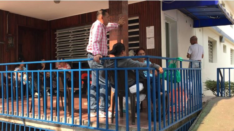 Pacientes de diálisis y familiares piden a las autoridades atención en materia eléctrica para poder cumplir con sus tratamientos. Fotos: Carlos Eduardo Ramírez
