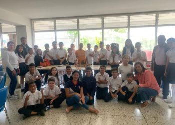 Actividad por el día del Artesano en la biblioteca del Ateneo todo un éxito 