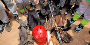 Asociación Amigos del Deporte Boconés entregó donativo a tres equipos del béisbol menor