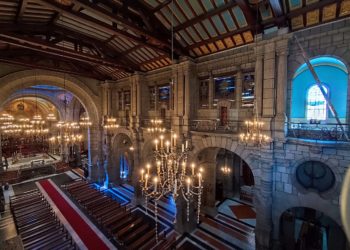 Cierran preventivamente la Catedral de Mérida tras desprenderse un adorno de las columnas