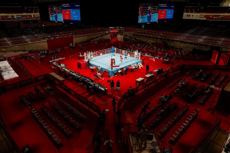 Fotografía de una pelea de boxeo en los Juegos Olímpicos de Tokio 2020. EFE/ Miguel Gutiérrez
