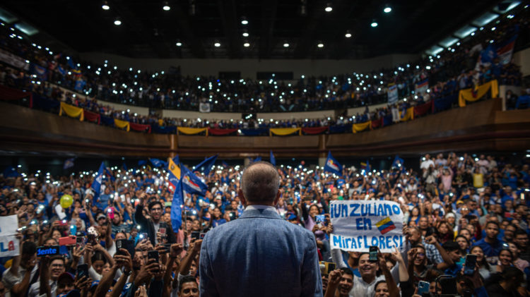 Fotografía de archivo del candidato opositor a las elecciones presidenciales de Venezuela Manuel Rosales en Maracaibo (Venezuela). EFE/ Henry Chirinos