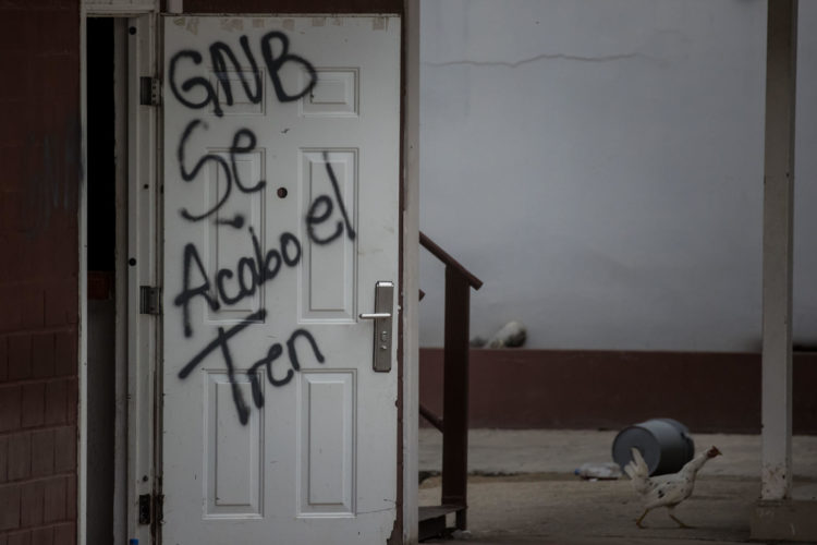 Fotografía de archivo que muestra una puerta rayada en el centro penitenciario de Tocorón (Venezuela). EFE/ Miguel Gutiérrez
