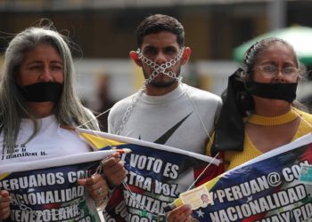 Venezolanos protestan ante su embajada en Lima por «obstáculos impuestos» para poder votar