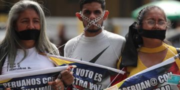 Venezolanos protestan ante su embajada en Lima por «obstáculos impuestos» para poder votar