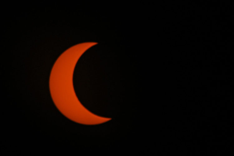 Fotografía fechada el 14 de octubre de 2023 del eclipse solar parcial. EFE/ Andre Borges