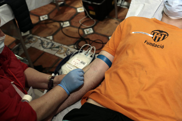 Una persona dona sangre . Archivo EFE/Ana Escobar