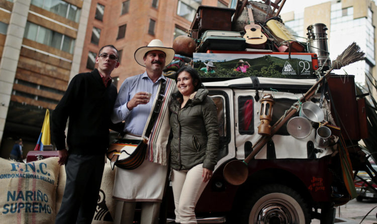 Fotografía de archivo del 27 de junio de 2017 de personas posando junto a el personaje 'Juan Valdez'(c), durante la celebración del 90 aniversario de la Federación Nacional de Cafeteros, en Bogotá (Colombia).. EFE/JUÁN PAEZ
