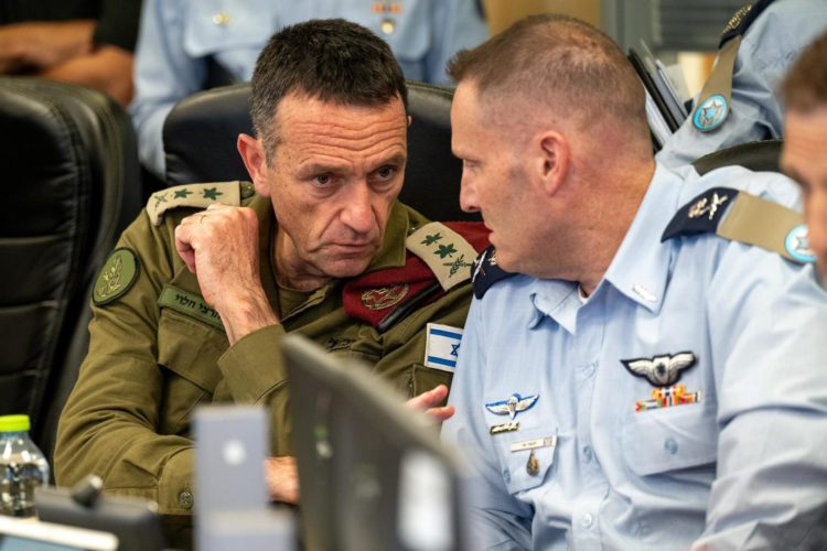 El jefe del Estado Mayor del Ejército de Israel, Herzi Halevi (izquierda), y el mayor general de las Fuerzas Aéreas de Israel, Tomer Bar (derecha), conversan durante una reunión en las primeras horas del domingo 14 de abril de 2024. EFE/ Fuerzas De Defensa De Israel SÓLO USO EDITORIAL/SÓLO DISPONIBLE PARA ILUSTRAR LA NOTICIA QUE ACOMPAÑA (CRÉDITO OBLIGATORIO)