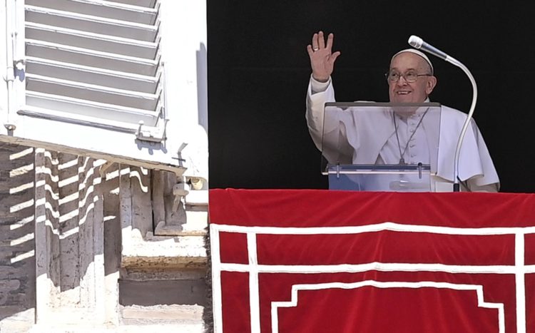 El papa Francisco dirige el rezo del Regina Coeli desde la ventana de su oficina con vistas a la Plaza de San Pedro, Ciudad del Vaticano, el 7 de abril de 2024. EFE/EPA/RICCARDO ANTIMIANI