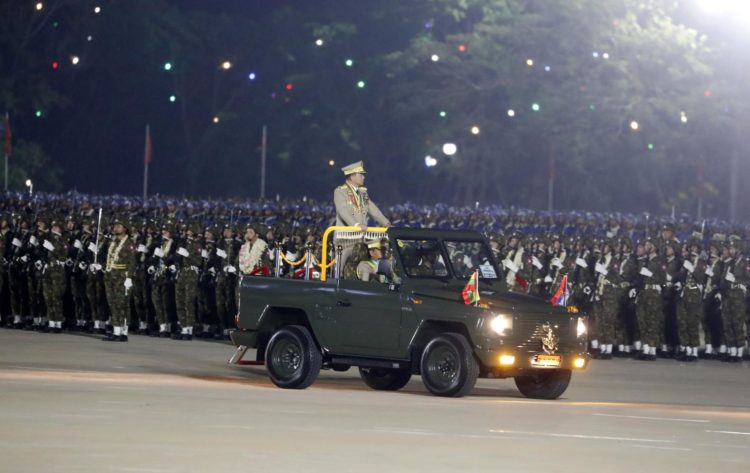 El jefe de la junta militar birmana, Min Aung Hlaing, durante la celebración del Día de las Fuerzas Armadas el pasado 27 de marzo en Naipyidó, la capital birmana.
EFE/EPA/NYEIN CHAN NAING