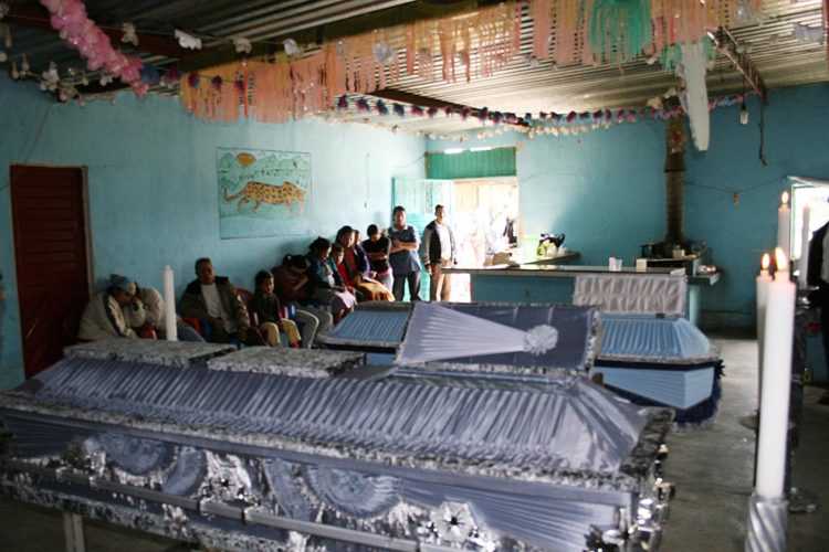 Fotografía de archivo de habitantes del estado de Chiapas (México) velan a sus familiares que fallecieron en un enfrentamiento. EFE/Moysés Zúñiga Santiago
