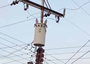 Postes que conducen líneas de alumbrado eléctrico representan un peligro para habitantes de Granados