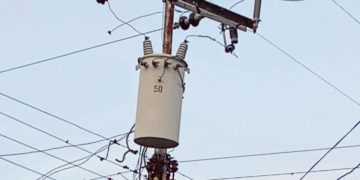 Postes que conducen líneas de alumbrado eléctrico representan un peligro para habitantes de Granados