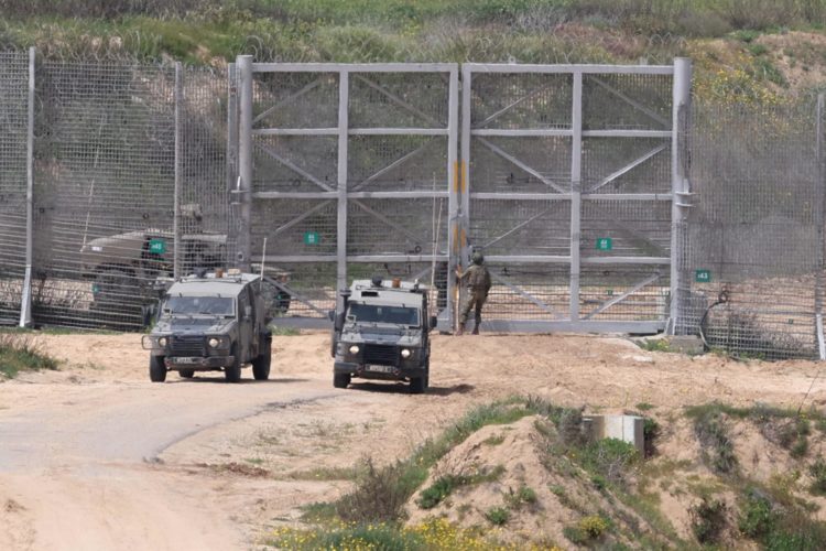 Imagen de archivo de soldados israelíes con vehículos militares en la valla fronteriza con la Franja de Gaza, visto desde el lado israelí en el sur de Israel. EFE/EPA/ABIR SULTAN