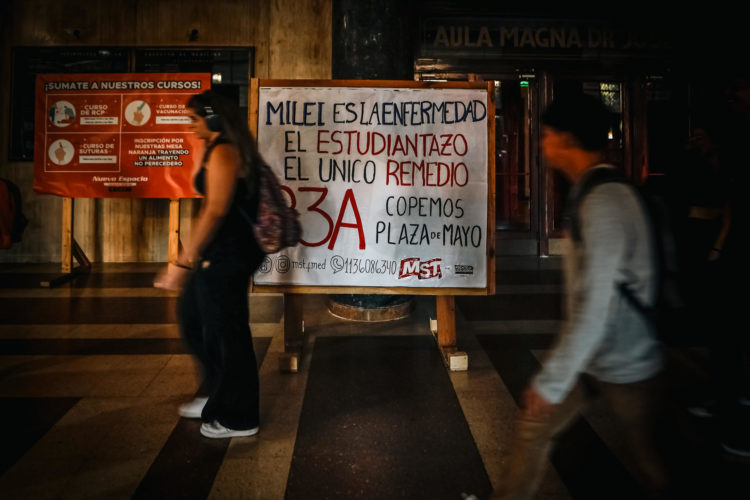 Jóvenes asisten a la Universidad de Medicina la cual se encuentra a oscuras por falta de presupuesto, el 19 de abril de 2024 en Buenos Aires (Argentina). EFE/ Juan Ignacio Roncoroni