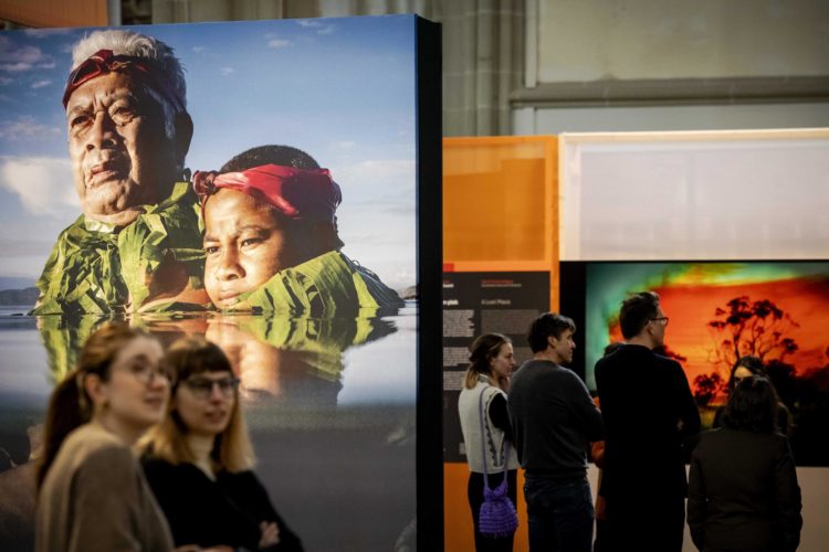 Exposición de las fotos ganadoras del World Press Photo 2024. EFE/EPA/Robin van Lonkhuijsen