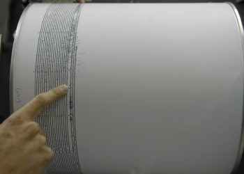 Ordenan la evacuación de unas 500.000 personas en Okinawa tras un tsunami sin daños en Japón