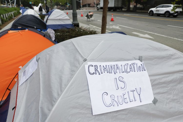 Un cartel está pegado a una tienda de campaña en una manifestación contra la criminalización de las personas sin hogar Campamentos, en las afueras del Palacio de Justicia de Estados Unidos de First Street en Los Ángeles, California, Estados Unidos, este 22 de abril de 2024. EFE/EPA/Caroline Brehman