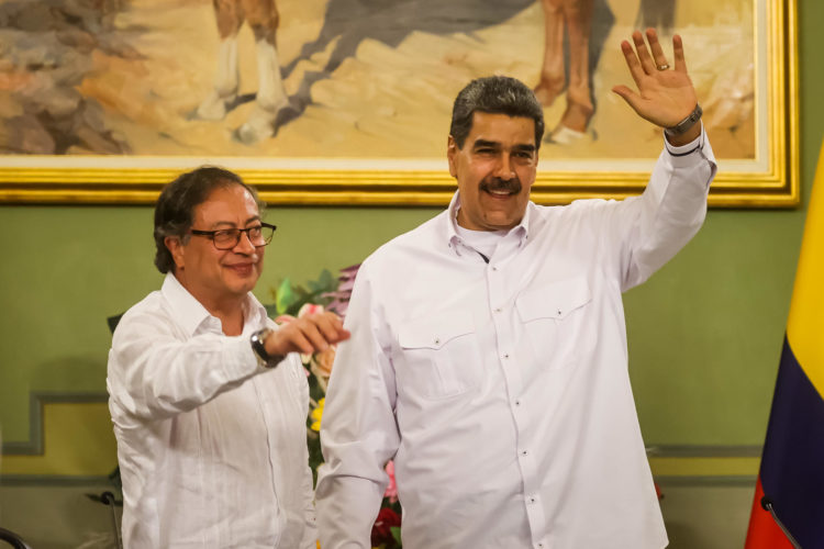 El presidente de Venezuela, Nicolás Maduro (d) y el presidente de Colombia, Gustavo Petro, en una fotografía de archivo. EFE/ Miguel Gutiérrez