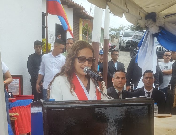 La Ministra Magaly Gutiérrez en el podio de oradores cuando se dirigía al público que la escuchaba.