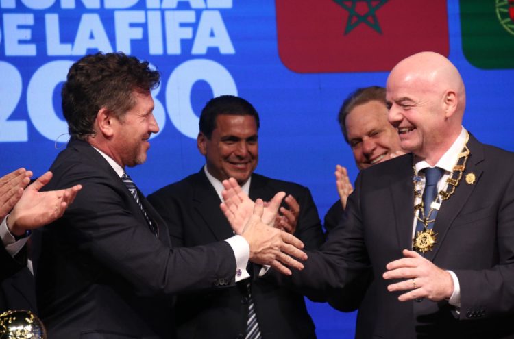 El presidente de la Conmebol, Alejandro Domínguez, saluda al presidente de la FIFA, este jueves en Luque (Paraguay). EFE/ Nina Osorio