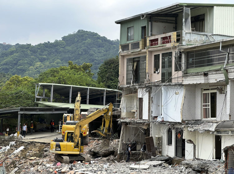 Los equipos de emergencias continúan este jueves las labores de rescate de más de cien personas atrapadas tras el fuerte terremoto que sacudió ayer la costa este de Taiwán, el cual dejó nueve muertos y más de 1.000 heridos. EFE/ Javier Castro Bugarín