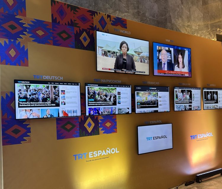 Estambul, 26 abr (EFE).- Panel con los distintos canales internacionales de la televisión pública de Turquía (TRT), que este viernes lanzó su nuevo canal en español para Latinoamérica y España. EFE/Ignacio Esteban.