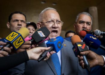 Dos candidatos presidenciales renuncian en favor de Luis Eduardo Martínez