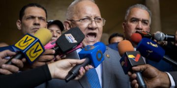 Dos candidatos presidenciales renuncian en favor de Luis Eduardo Martínez