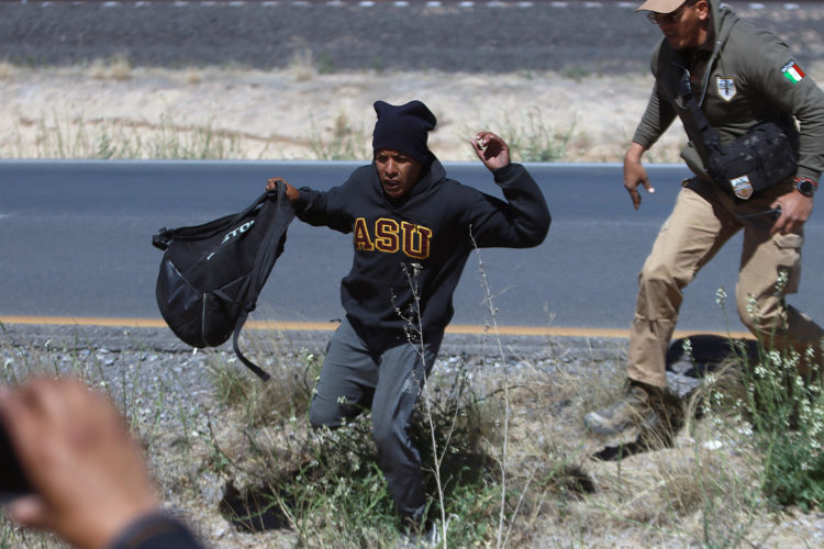 Fotod de archivo de personal del Instituto Nacional de Migración (INM) realizando detenciones de migrantes en Ciudad Juárez, Chihuahua (México). EFE/Luis Torres