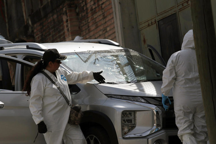 Peritos forenses trabajan en la zona donde fue asesinado un candidato en el municipio de Chilpancingo (México). EFE/José Luis de la Cruz