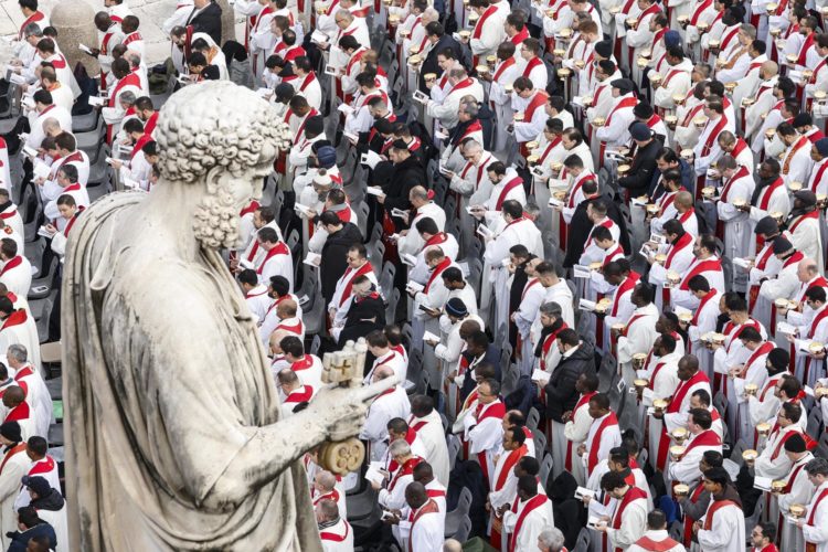 Varios clérigos durante el funeral por el Papa emérito Benedicto XVI (Joseph Ratzinger) en la Ciudad del Vaticano este 05 de enero 2023. EFE/EPA/FABIO FRUSTACI
