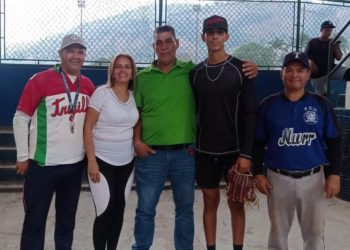 Joven pelotero boconés es firmado por equipo Nacionals Washington