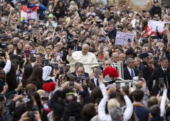El papa pide el don de la paz a las personas extenuadas por la guerra y el hambre