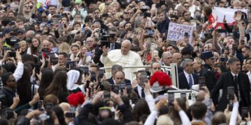 El papa pide el don de la paz a las personas extenuadas por la guerra y el hambre