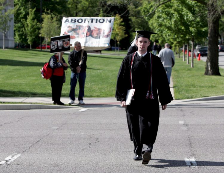 Foto de archivo de manifestantes contra el aborto en las afueras del campus de la Universidad de Notre Dame en South Bend, Indiana, Estados Unidos. EFE/Kamil Krzaczynski