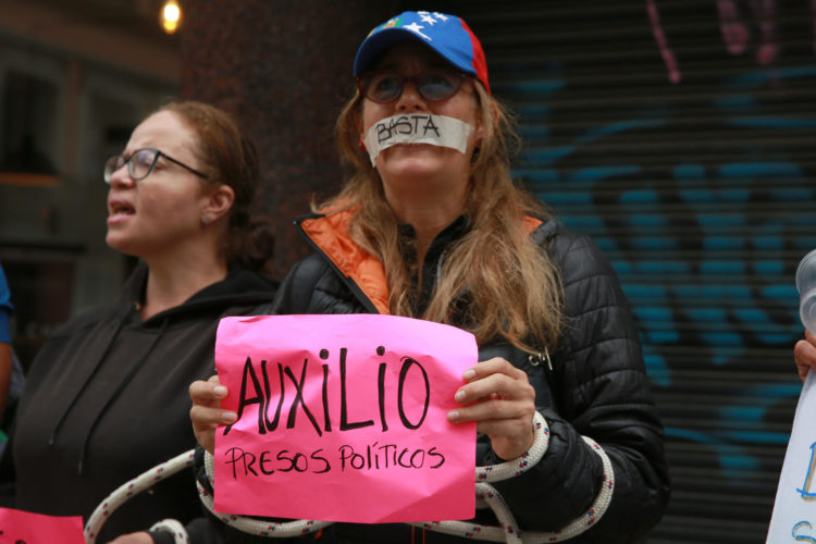 Un grupo de manifestantes venezolanos protesta este martes frente a la Embajada de Venezuela en Montevideo (Uruguay). EFE/Alejandro Prieto