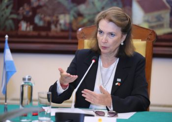 Argentina negocia salvoconductos para los opositores asilados en su embajada en Caracas