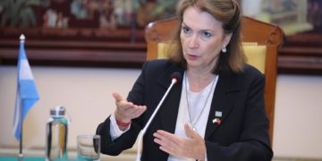 Argentina negocia salvoconductos para los opositores asilados en su embajada en Caracas