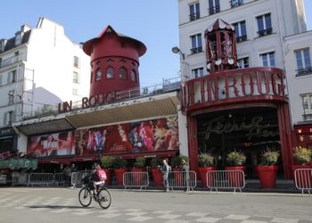 El Moulin Rouge, símbolo de París, amanece sin aspas por primera vez en 135 años