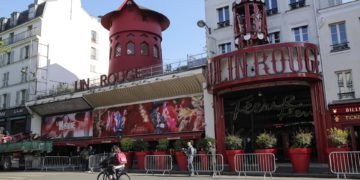 El Moulin Rouge, símbolo de París, amanece sin aspas por primera vez en 135 años