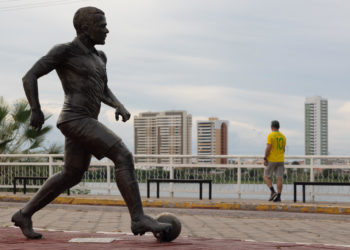 Retiran la estatua de Dani Alves en su ciudad natal