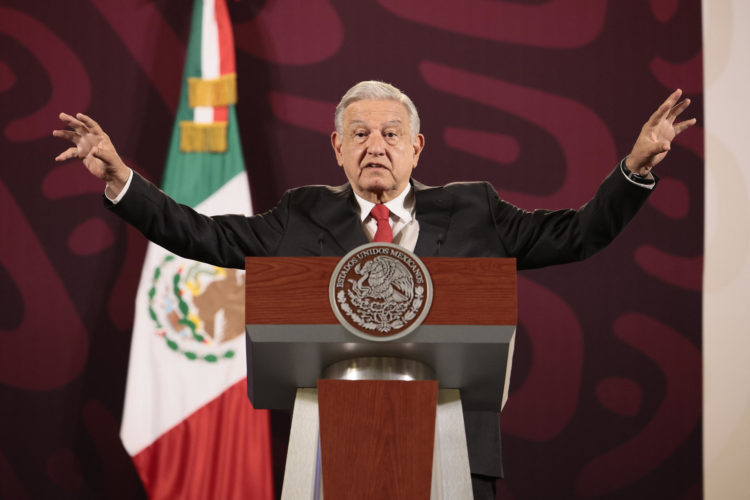 El presidente de México, Andrés Manuel López Obrador, habla durante su conferencia de prensa matutina este viernes en el Palacio Nacional de la Ciudad de México (México). EFE/ José Méndez