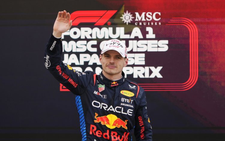 El piloto de Red Bull Racing Max Verstappen celebra la victoria del Gran Premio de Japón de Fórmula Uno en el Suzuka International Racing Course en Suzuka, Japón. EFE/EPA/FRANCK ROBICHON