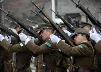 El sur de Chile celebra emotivos funerales para los tres policías asesinados