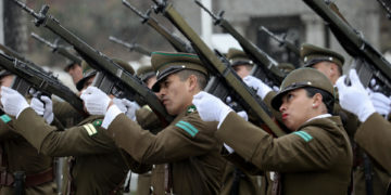 El sur de Chile celebra emotivos funerales para los tres policías asesinados